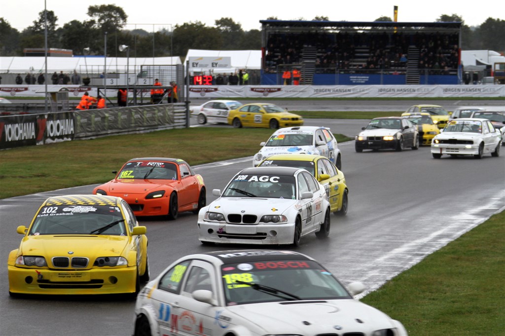 Graabæk Race Cars med sin gule farve udgør en betydelig del af feltet i YTCC.
(Foto: Keld Dohm)